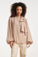 BLOUSE VAN SOEPELVALLENDE STOF MET STRIKDETAIL