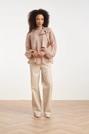 BLOUSE VAN SOEPELVALLENDE STOF MET STRIKDETAIL
