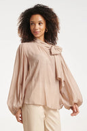 BLOUSE VAN SOEPELVALLENDE STOF MET STRIKDETAIL