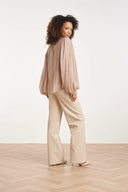 BLOUSE VAN SOEPELVALLENDE STOF MET STRIKDETAIL