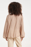 BLOUSE VAN SOEPELVALLENDE STOF MET STRIKDETAIL