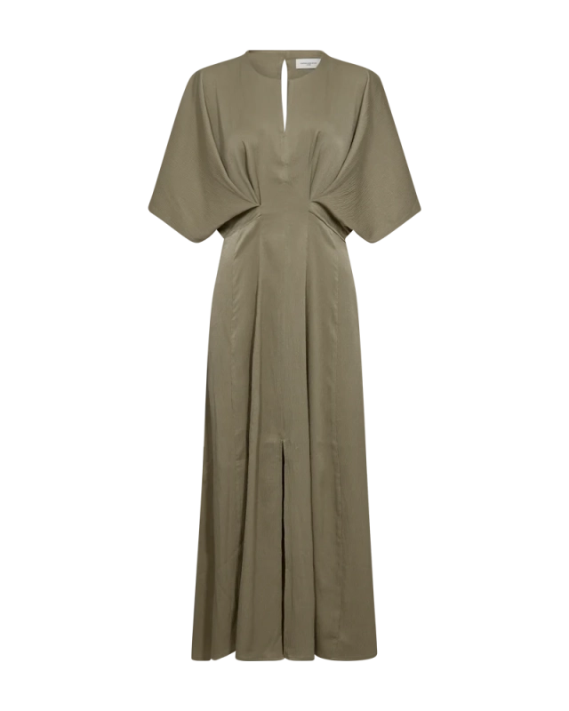 Elegante, getailleerde jurk met vleermuis mouwen mouwen van Copenhagen Muse