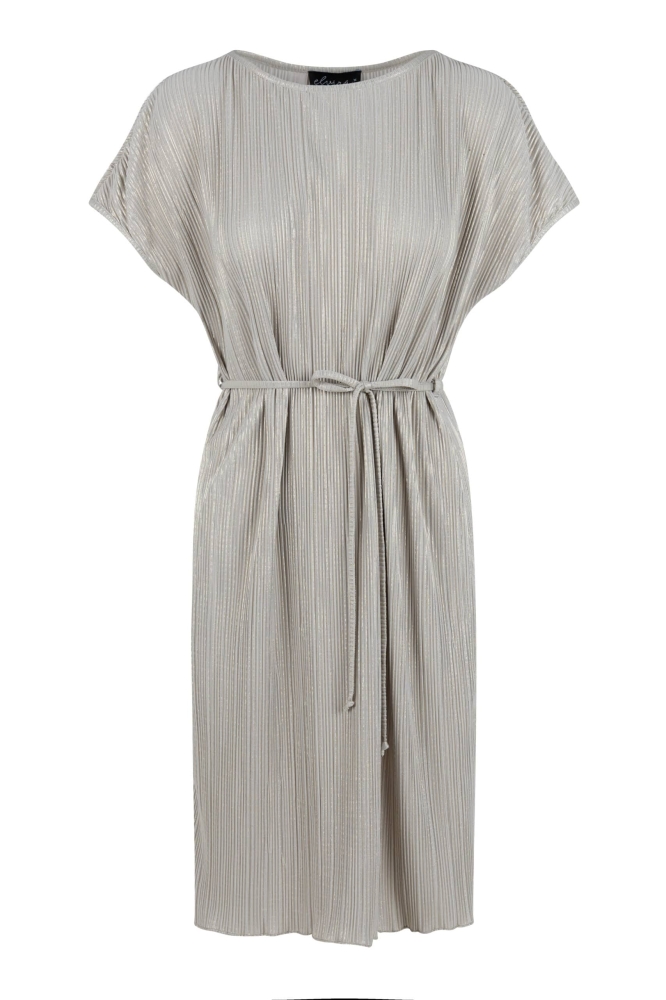 Jurk in champagne kleur met getailleerde band