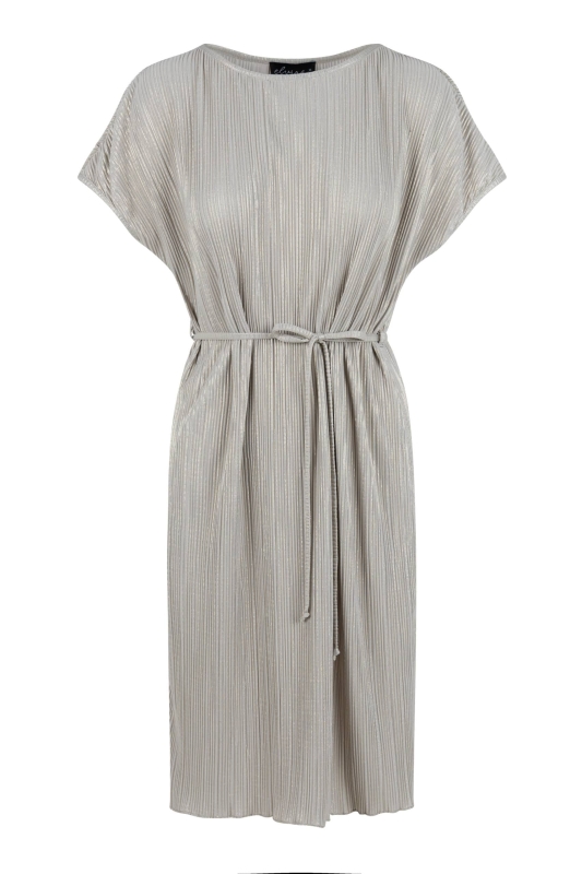 Jurk in champagne kleur met getailleerde band